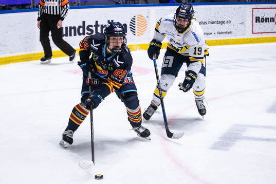 Djurgårdens Nicole Hall och HV71s Klara Seroiszkova