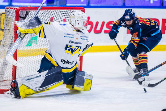 s målvakt Anni Keisala och Djurgårdens Julia Östlund