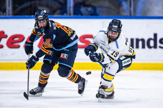 Djurgårdens Julia Östlund och HV71s Klara Seroiszkova