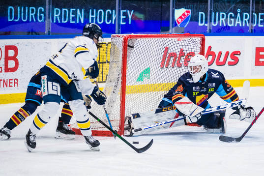 s Kiira Yrjänen och Djurgårdens målvakt Selma Luggin