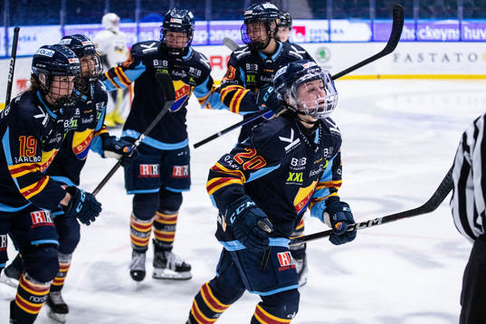 Djurgårdens Brette Pettet jublar med lagkamrater