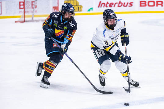 Djurgårdens Julia Östlund och HV71s Charlotte Wittich