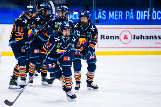 Djurgårdens Tanja Eisenschmid jublar med lagkamrater