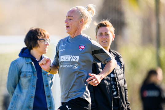 Caroline Seger och sportchef Therese Sjögran