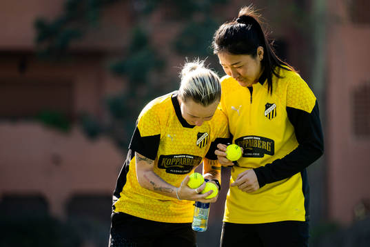 Marika Bergman Lundin och målvakt Younggeul Yoon
