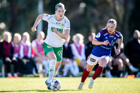 Eva Nyström of Hammarby and Karina Saevik of Vålerenga