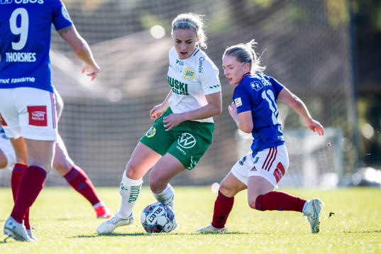 Ellen Gibson of Hammarby and Thea Bjelde of Vålerenga