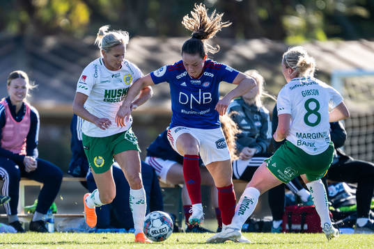 Janni Thomsen of Vålerenga against Jonna Andersson and