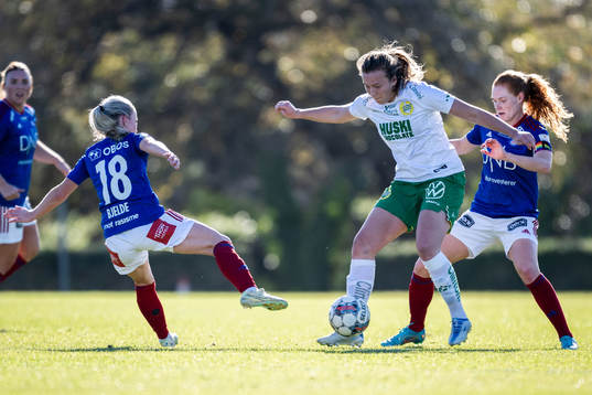 Sara Kanutte Fornes of Hammarby against Thea Bjelde and