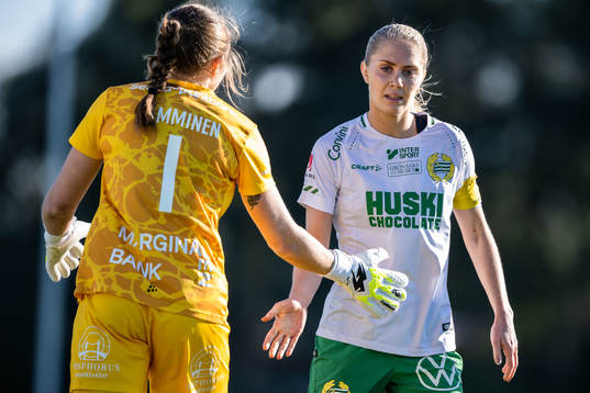 Goalkeeper Anna Tamminen and Alice Carlsson of Hammarby