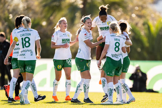 Madelen Janogy and teammates of Hammarby celebrate 1-1 by