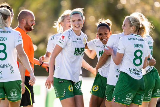 Madelen Janogy and teammates of Hammarby celebrate 1-1 by