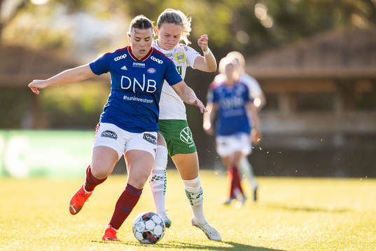 Stine Ballisager Pedersen of Vålerenga and Matilda Vinberg
