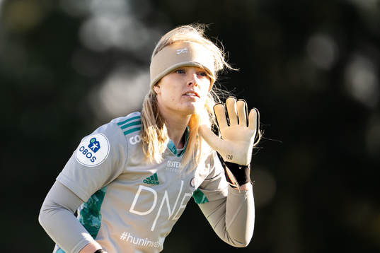 Goalkeeper Guro Pettersen of Vålerenga