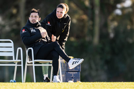 Head coach Pablo Pinones-Arce and Simone Boye Sørensen of