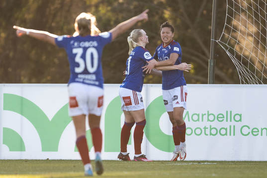 Ylinn Tennebø of Vålerenga celebrate scoring 2-1