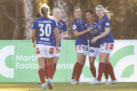 Ylinn Tennebø of Vålerenga celebrate scoring 2-1