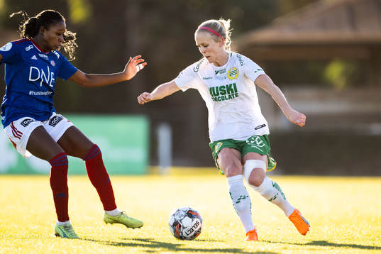 Ylinn Tennebø of Vålerenga and Adelina Engman of Hammarby