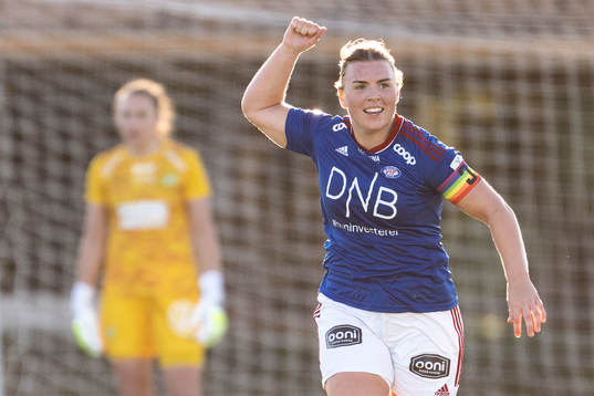 Stine Ballisager Pedersen of Vålerenga celebrate scoring