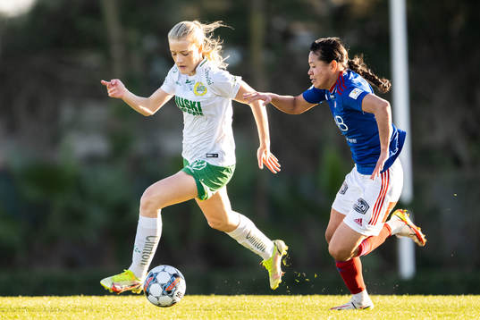 Smilla Holmberg of Hammarby and Ylinn Tennebø of Vålerenga