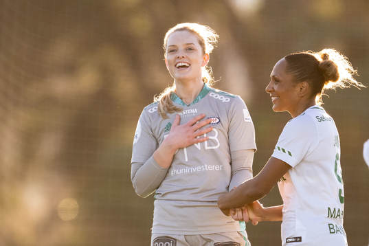 Goalkeeper Guro Pettersen of Vålerenga and Madelen Janogy