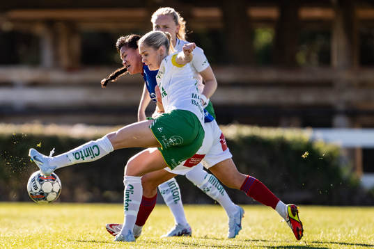 Ylinn Tennebø of Vålerenga and Alice Carlsson of Hammarby