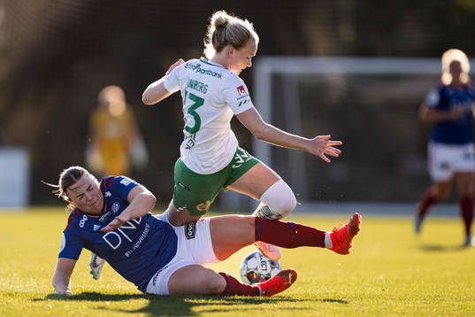 Stine Ballisager Pedersen of Vålerenga and Matilda Vinberg