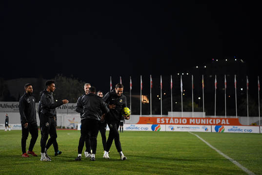 AIK players warm up