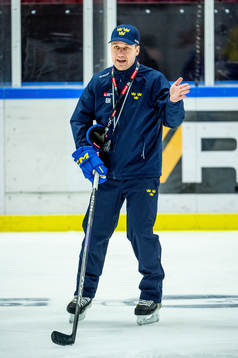 Head coach Sam Hallam of Sweden at a practice session