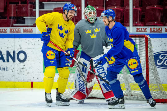 Anton Lander, goalkeeper Lars Johansson and Emil Djuse of
