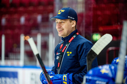 Head coach Sam Hallam of Sweden of Sweden at a practice