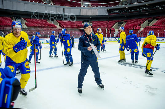 Head coach Sam Hallam of Sweden  of Sweden at a practice