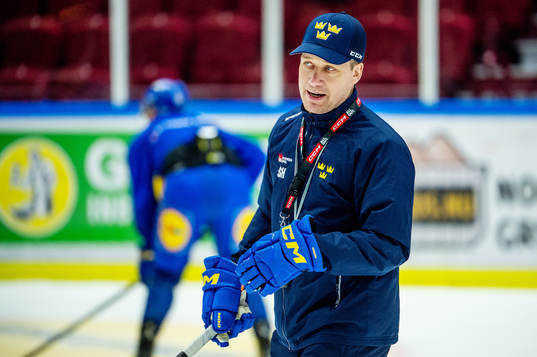Head coach Sam Hallam of Sweden at a practice session
