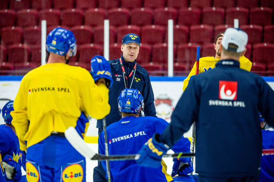 Head coach Sam Hallam of Sweden at a practice session