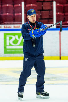 Head coach Sam Hallam of Sweden at a practice session