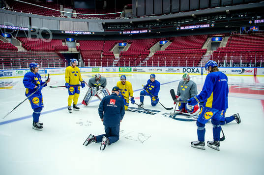 The players of Sweden at a practice session