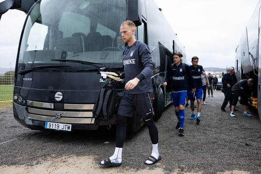 IFK Göteborgs målvakt Pontus Dahlberg kliver av bussen