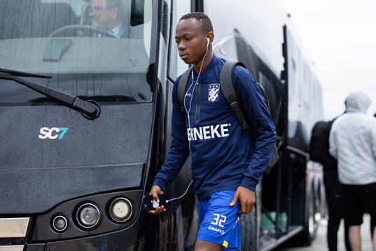 IFK Göteborgs Malick Junior Yalcouye kliver av bussen vid