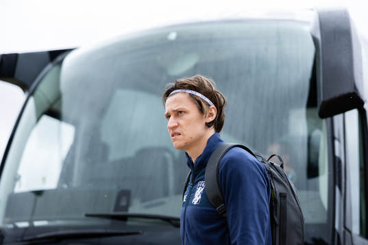 IFK Göteborgs Simon Thern kliver av bussen vid planen