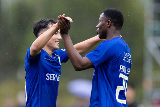 IFK Göteborgs Suleiman Abdullahi jublar ihop med Hussein