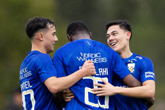 IFK Göteborgs Suleiman Abdullahi jublar ihop med Hussein