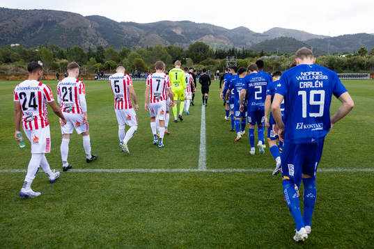 Spelarna på väg ut till träningsmatchen i fotboll mellan