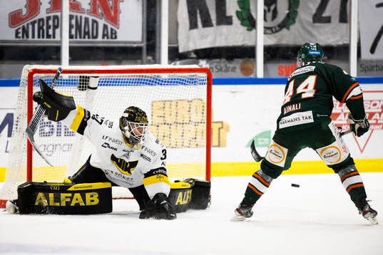 Kristianstads Aleksi Ainali och Västerås målvakt Johan