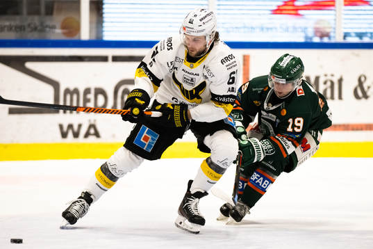 Västerås Daniel Gunnarsson jagas av Kristianstads Patrick