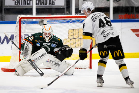 Kristianstads målvakt Filip Larsson och Västerås Liam