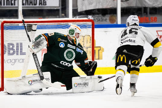 Kristianstads målvakt Filip Larsson och Västerås Liam
