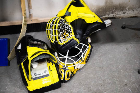 Ishockey utrustning på golvet