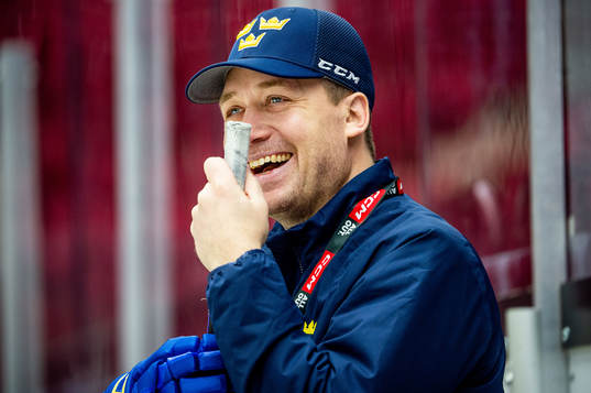 Head coach Sam Hallam of Sweden at a practice session