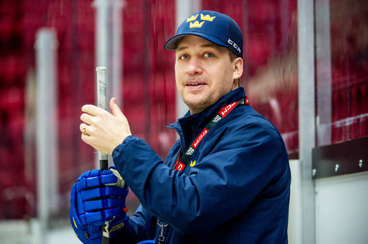 Head coach Sam Hallam of Sweden at a practice session