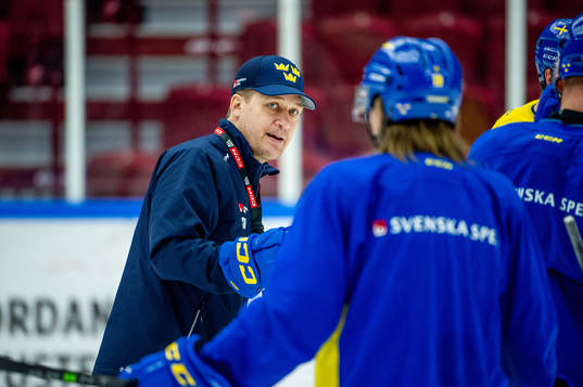 Head coach Sam Hallam of Sweden at a practice session
